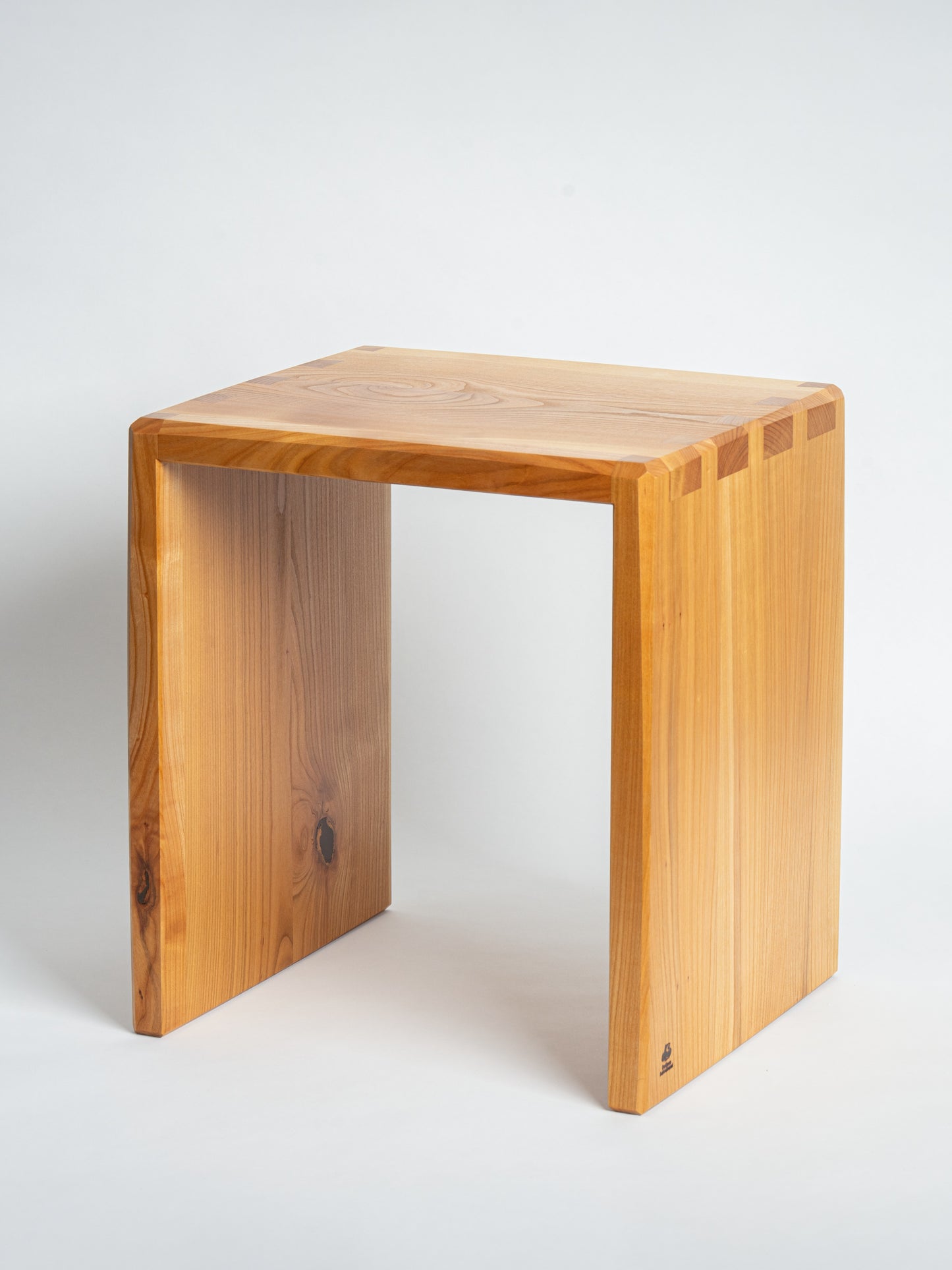 Handwerklich gezinkte Hocker aus Kirsche