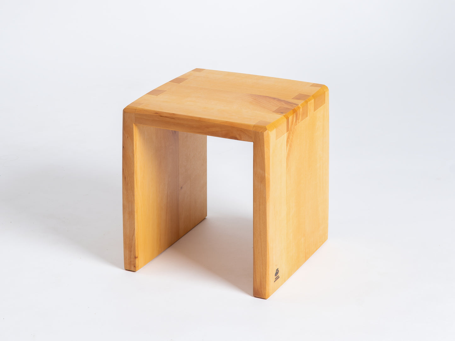 Handwerklich gezinkte Hocker aus Erle