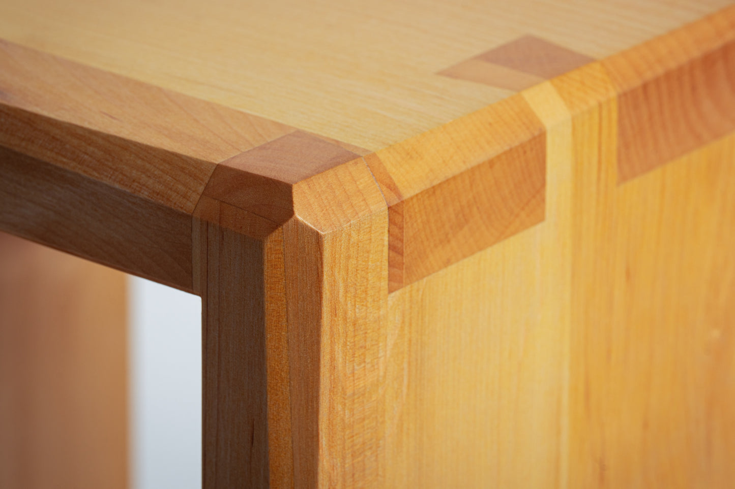 Handwerklich gezinkte Hocker aus Kirsche