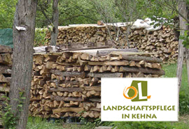 Gestapeltes Holz im Wald mit dem Logo der Landschaftspflege